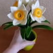 Gehaakte narcisbloem van acrylgaren met trompetcentrum, lentebloemdecoratie in een pot