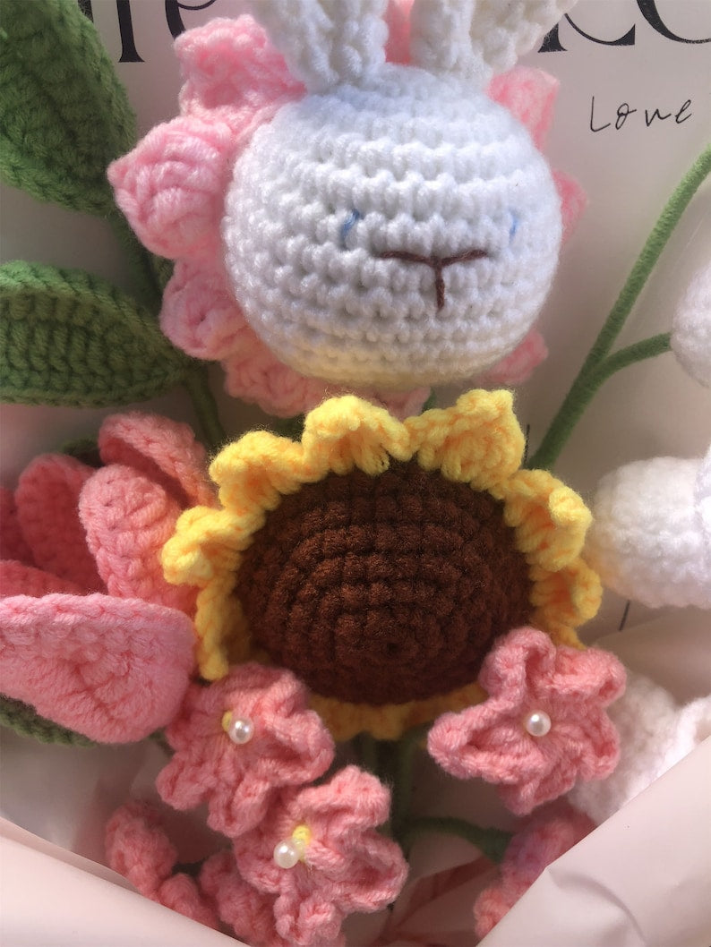 Handgehaakt bloemboeket met konijnenknuffel en garenbloemen in zachtroze papier