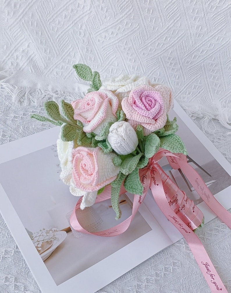Handgehaakt rozenboeket van gehaakte bloemen voor bruiloftsdecoratie