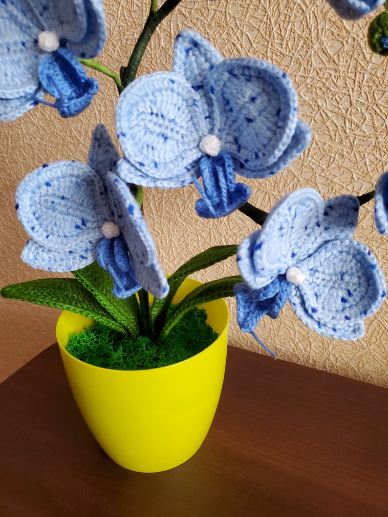 Gehaakte orchideeplant in gele pot, blauw bloemdecor van acrylgaren