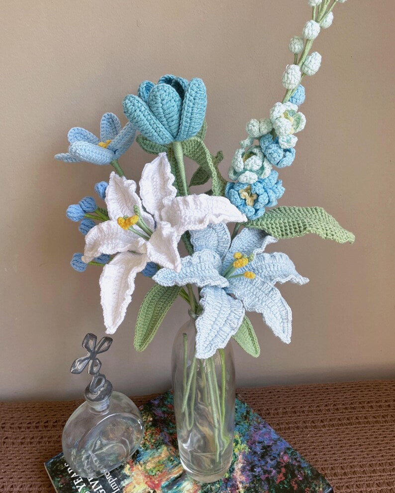 Gehaakt bloemboeket met blauwe lelie, tulp en roos in vaas
