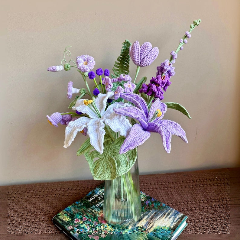 Gehaakt bloemboeket met blauwe lelies, tulpen en rozen in vaas