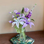 Gehaakt bloemboeket met blauwe lelies, tulpen en rozen in vaas