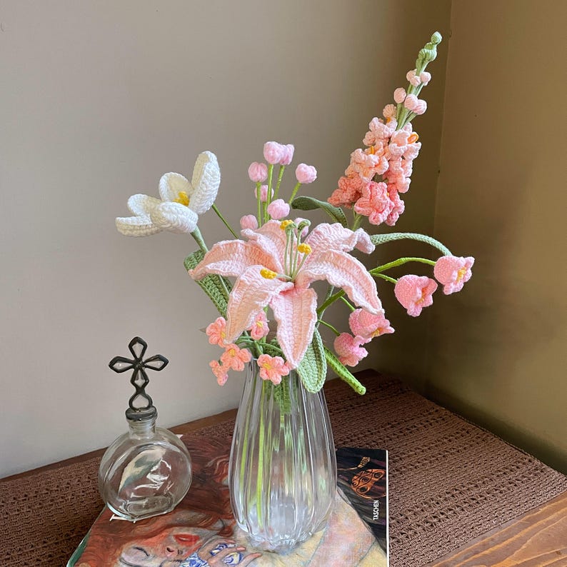 Gehaakt bloemboeket met blauwe lelies, tulpen en rozen in vaas