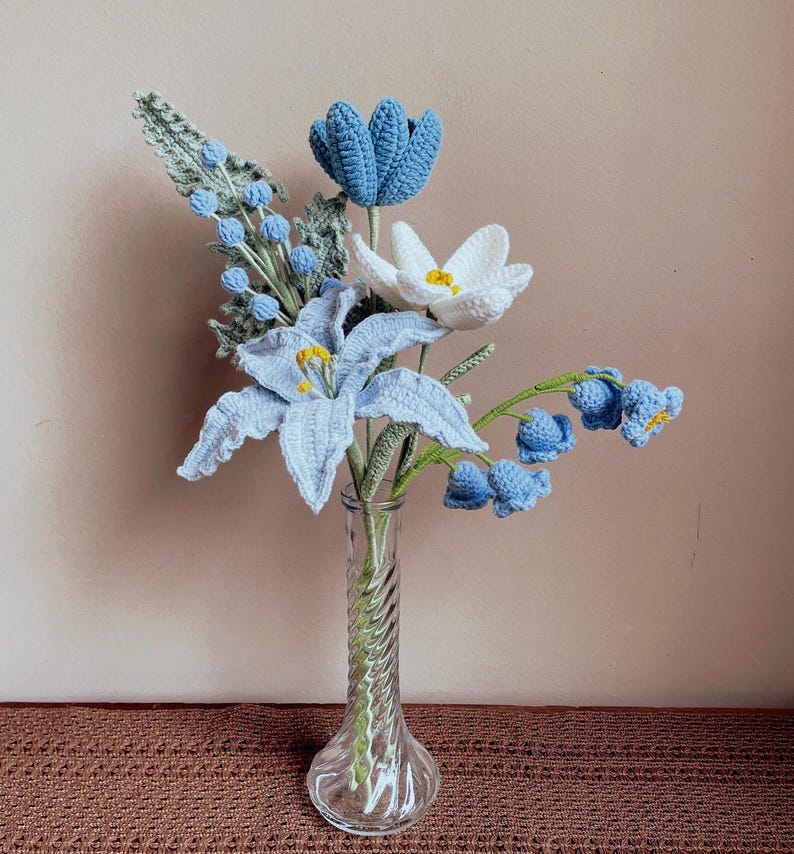 Gehaakt bloemboeket met blauwe lelie, tulp en roos in vaas