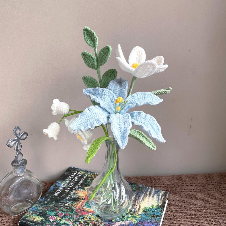 Gehaakt bloemboeket met blauwe lelie, tulp en roos in vaas