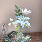 Gehaakt bloemboeket met blauwe lelie, tulp en roos in vaas
