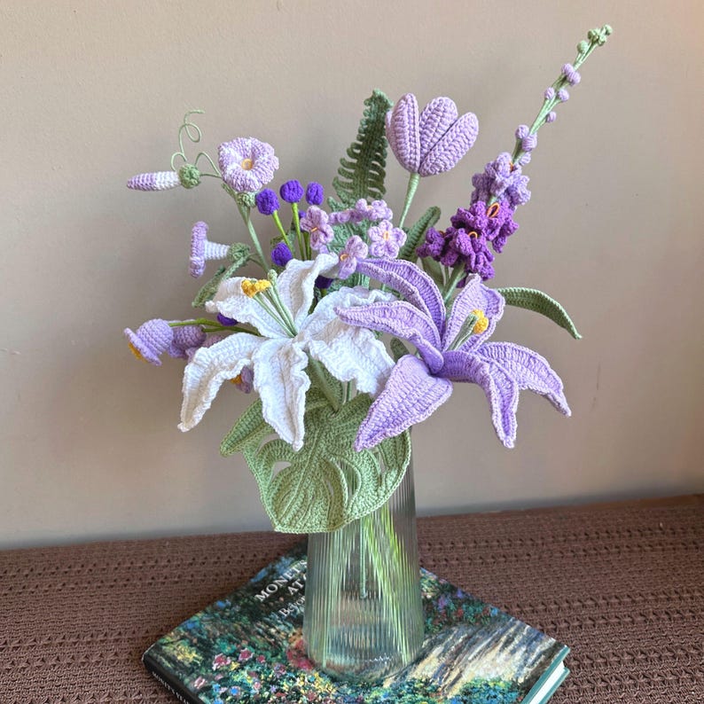 Gehaakt bloemboeket met blauwe lelie, tulp en roos in vaas