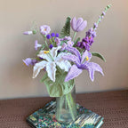 Gehaakt bloemboeket met blauwe lelie, tulp en roos in vaas