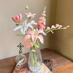 Gehaakt bloemboeket met blauwe lelies, tulpen en rozen in vaas