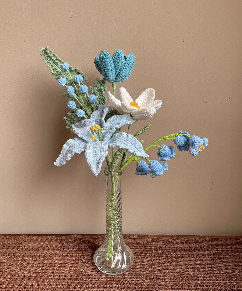 Gehaakt bloemboeket met blauwe lelie, tulp en roos in vaas