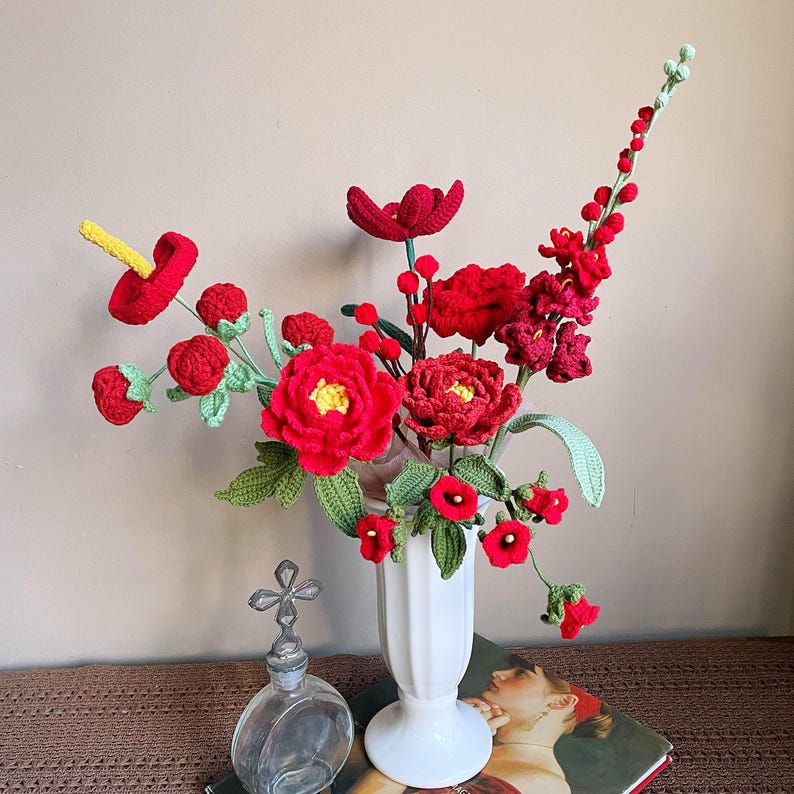 Gehaakt bloemboeket met blauwe lelies, tulpen en rozen in vaas