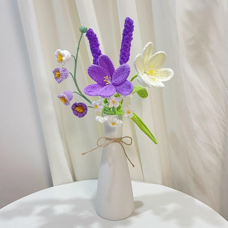 Gehaakt tulpenboeket en rozenboeket met lelietje-van-dalen, handgemaakt van garen