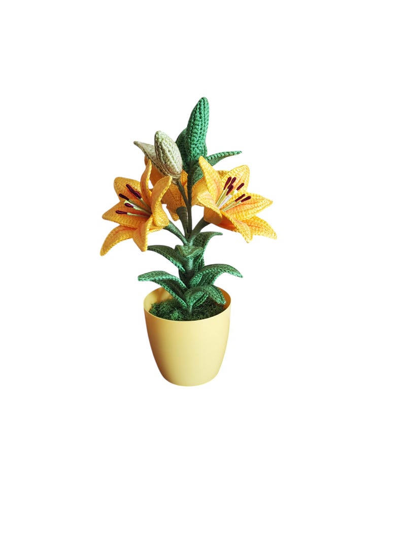 Gehaakte lelieplant in gele pot, handgemaakt botanisch decor met goudgele bloemen