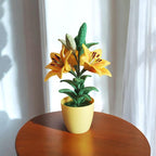 Gehaakte lelieplant in gele pot, handgemaakt botanisch decor met goudgele bloemen