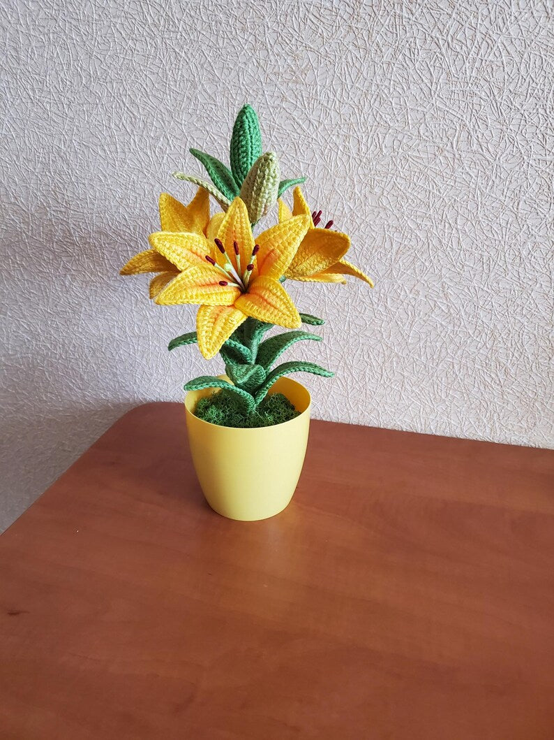Gehaakte lelieplant in gele pot, handgemaakt botanisch decor met goudgele bloemen
