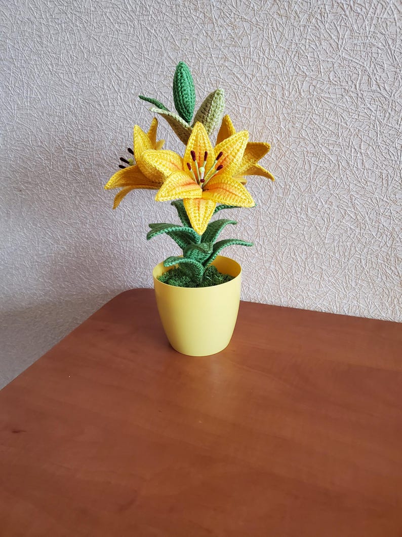 Gehaakte lelieplant in gele pot, handgemaakt botanisch decor met goudgele bloemen