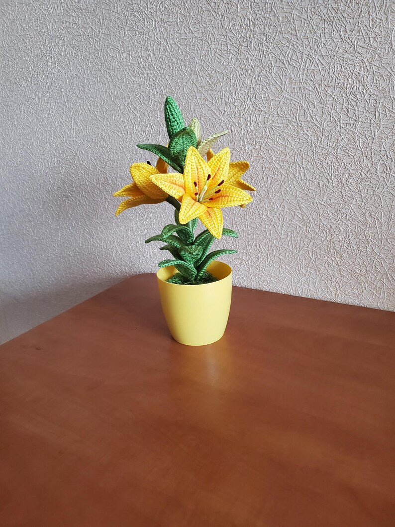 Gehaakte lelieplant in gele pot, handgemaakt botanisch decor met goudgele bloemen