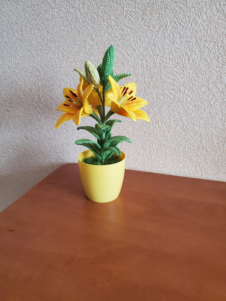 Gehaakte lelieplant in gele pot, handgemaakt botanisch decor met goudgele bloemen