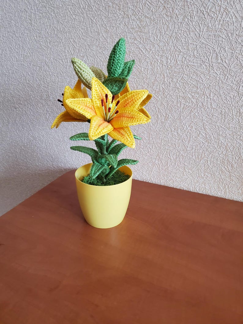 Gehaakte lelieplant in gele pot, handgemaakt botanisch decor met goudgele bloemen