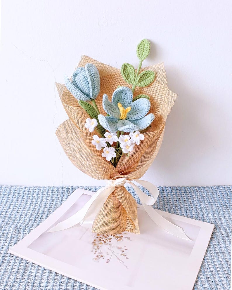 Mini-boeketje van handgemaakte gehaakte bloemen van zacht garen