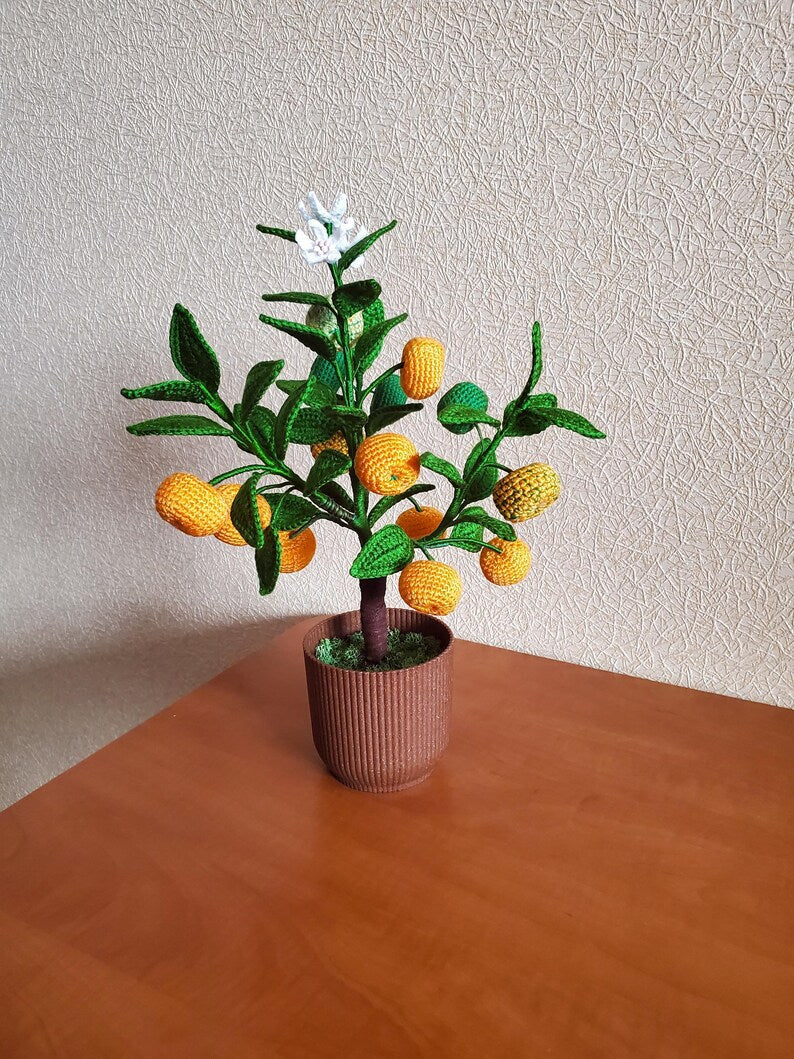 Gehaakte mandarijnboom met gelaagde bladeren en witte bloesem voor plankdecoratie