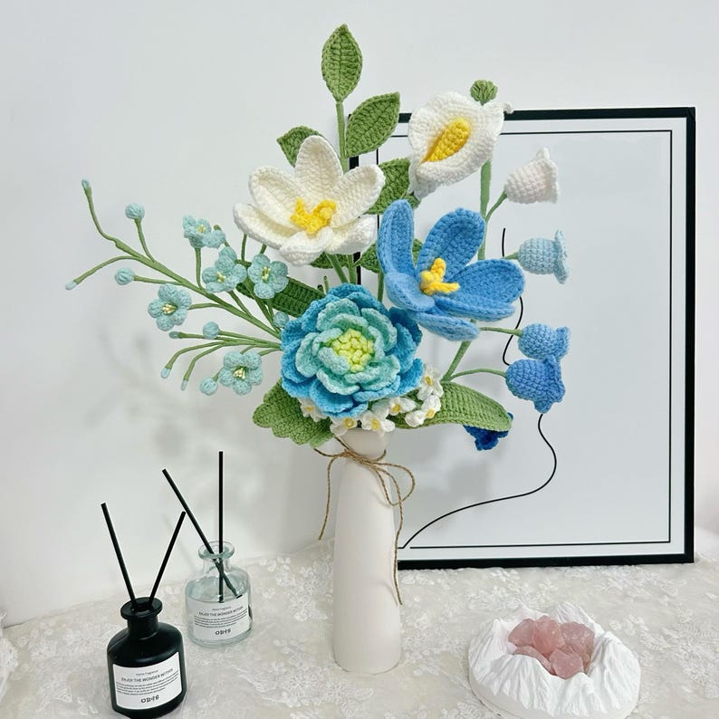 Gehaakt boeket met leliebloemen, pioenrozen, rozen, tulpen en madeliefjes van katoendraad