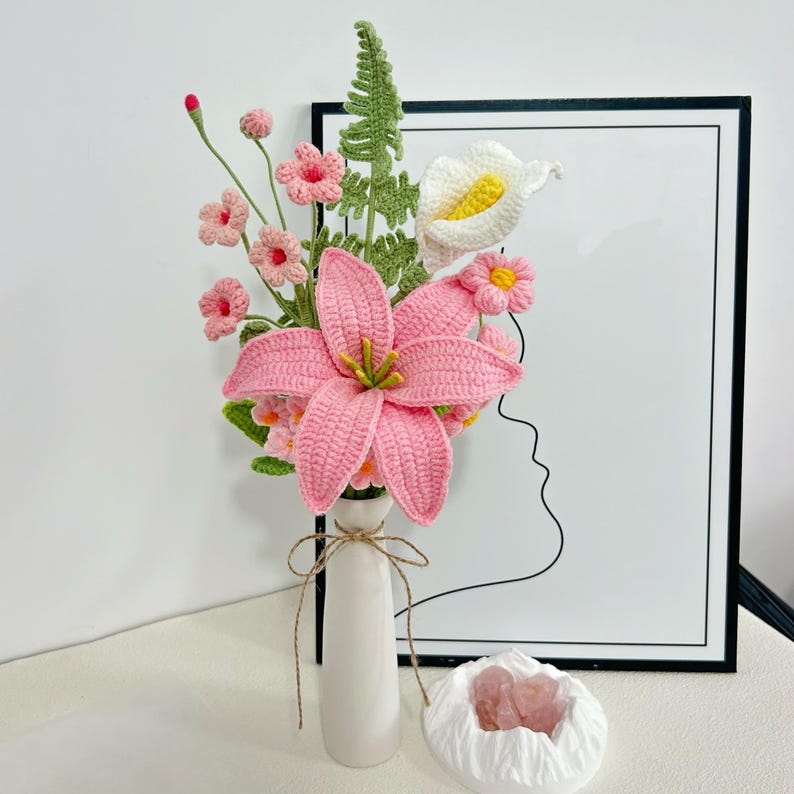 Gehaakt boeket met leliebloemen, pioenrozen, rozen, tulpen en madeliefjes van katoendraad