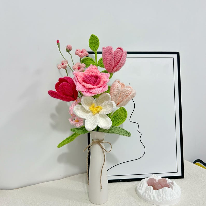 Gehaakt boeket met leliebloemen, pioenrozen, rozen, tulpen en madeliefjes van katoendraad