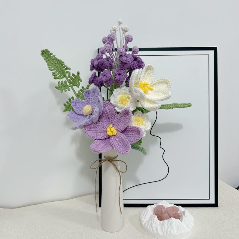 Gehaakt boeket met leliebloemen, pioenrozen, rozen, tulpen en madeliefjes van katoendraad