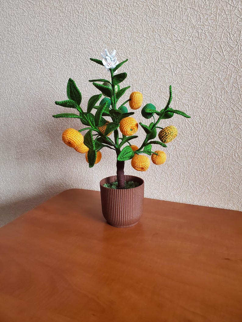 Gehaakte mandarijnboom met gelaagde bladeren en witte bloesem voor plankdecoratie