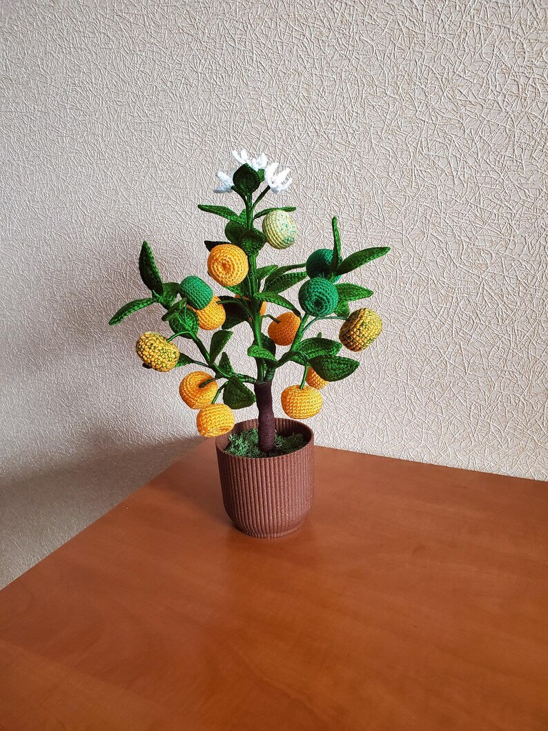 Gehaakte mandarijnboom met gelaagde bladeren en witte bloesem voor plankdecoratie