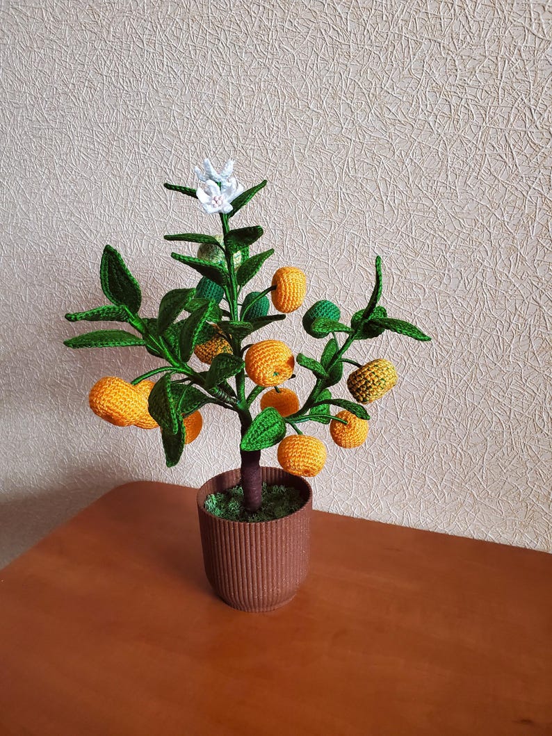 Gehaakte mandarijnboom met gelaagde bladeren en witte bloesem voor plankdecoratie