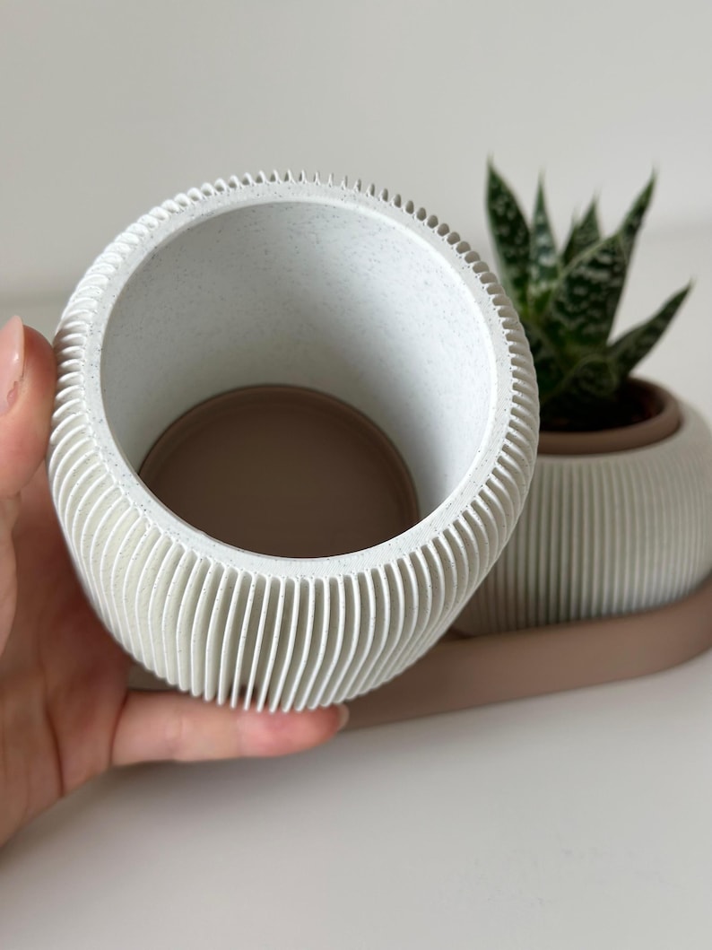 Minimalistische bureauopberger met pennenhouder en plantenbak