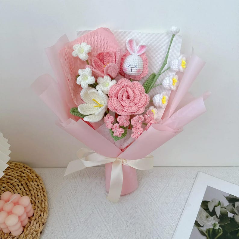 Handgehaakt bloemboeket met konijnenknuffel en garenbloemen in zachtroze papier