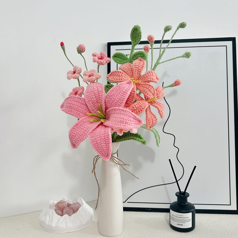Gehaakt boeket met leliebloemen, pioenrozen, rozen, tulpen en madeliefjes van katoendraad
