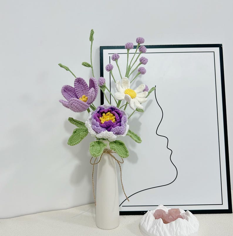 Gehaakt boeket met leliebloemen, pioenrozen, rozen, tulpen en madeliefjes van katoendraad