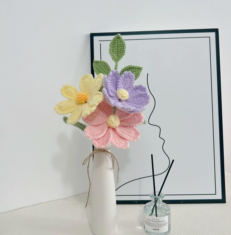 Gehaakt boeket met leliebloemen, pioenrozen, rozen, tulpen en madeliefjes van katoendraad