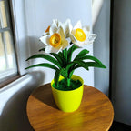 Gehaakte narcisbloem van acrylgaren met trompetcentrum, lentebloemdecoratie in een pot