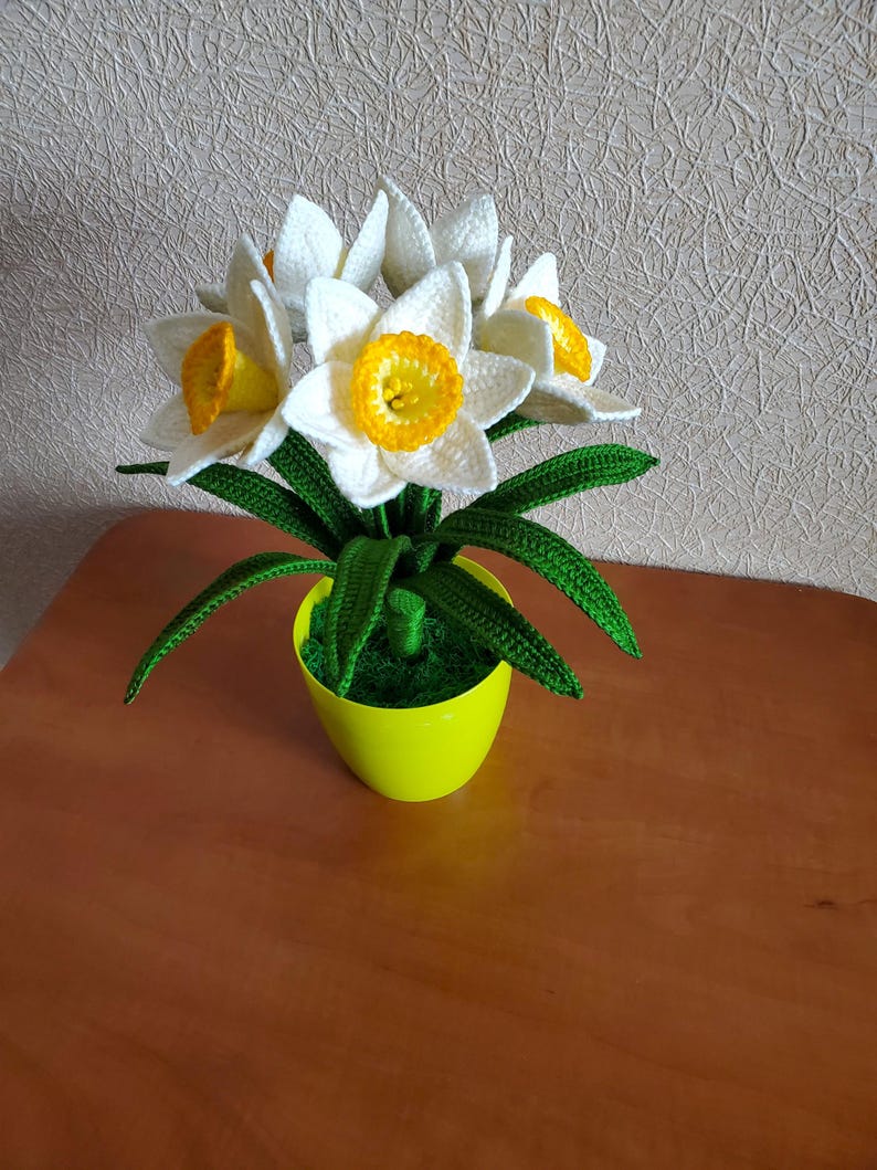 Gehaakte narcisbloem van acrylgaren met trompetcentrum, lentebloemdecoratie in een pot