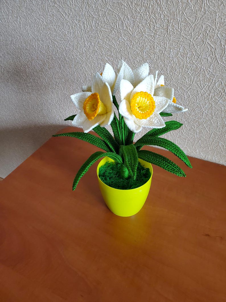 Gehaakte narcisbloem van acrylgaren met trompetcentrum, lentebloemdecoratie in een pot