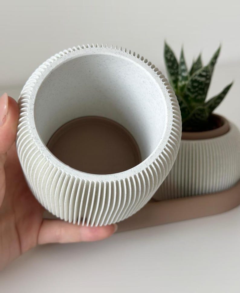 Minimalistische bureauopberger met pennenhouder en plantenbak