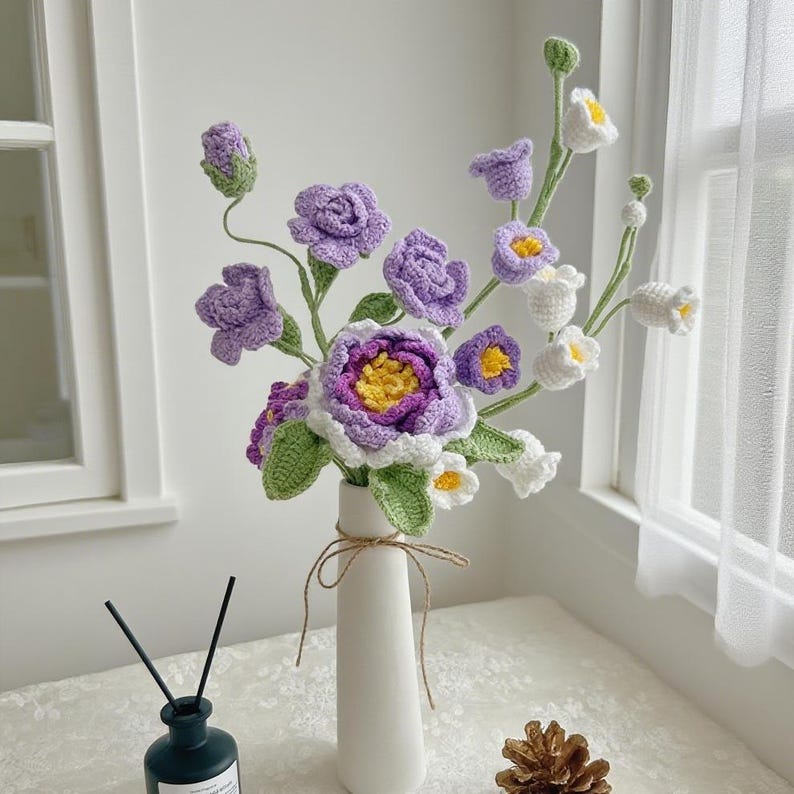 Gehaakt pioenrozenboeket met tulp, roos en leliebloem in paars voor decoratie
