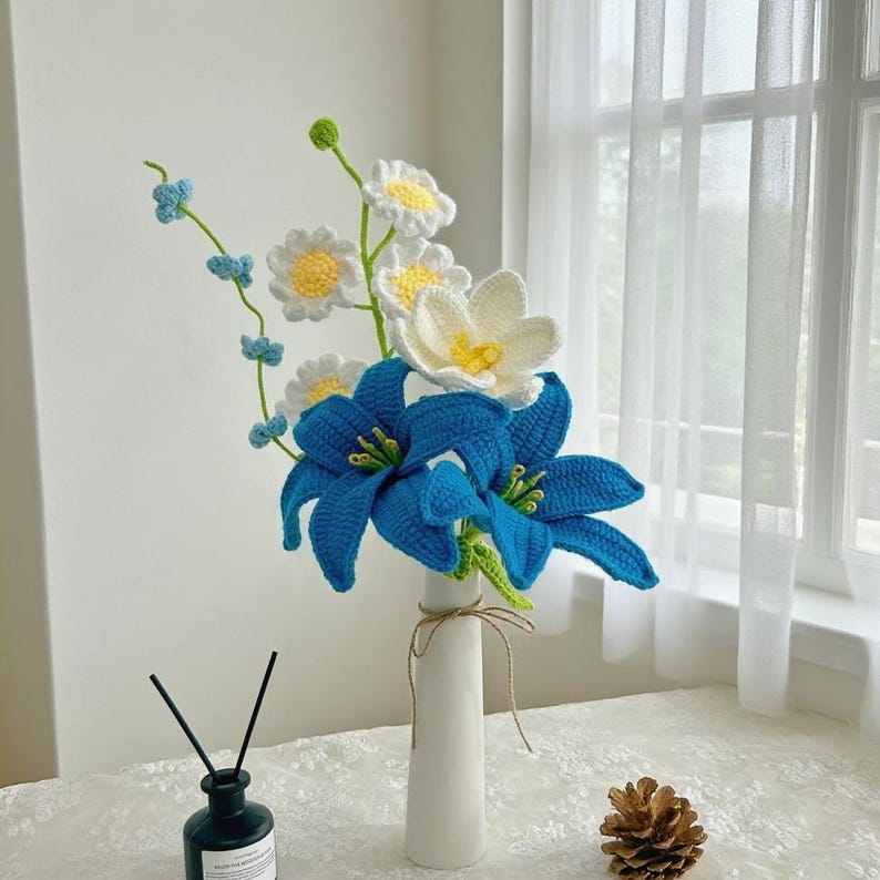 Gehaakt pioenrozenboeket met tulp, roos en leliebloem in paars voor decoratie
