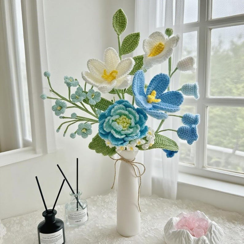 Gehaakt pioenrozenboeket met tulp, roos en leliebloem in paars voor decoratie
