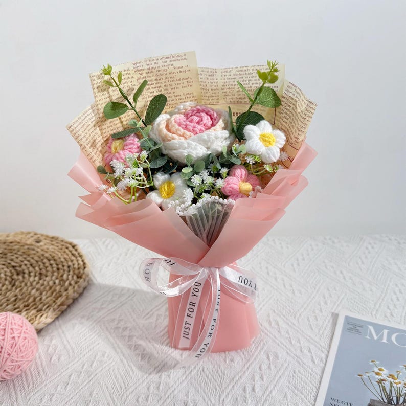 Gehaakt rozenboeket van garen met accentbloemen en zacht groen, handgemaakt bloemstuk
