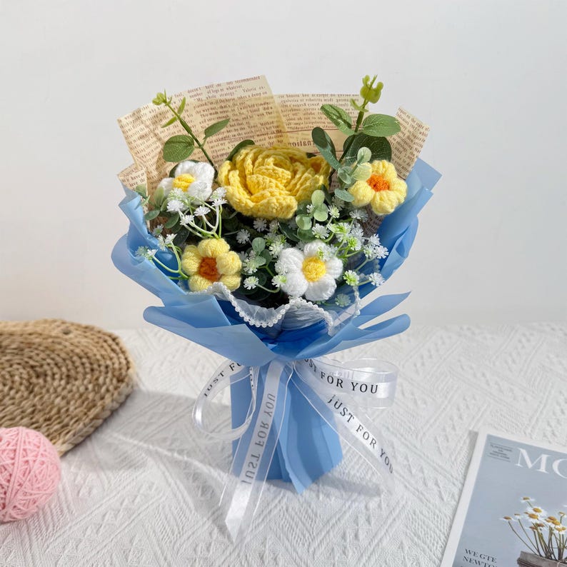 Gehaakt rozenboeket van garen met accentbloemen en zacht groen, handgemaakt bloemstuk