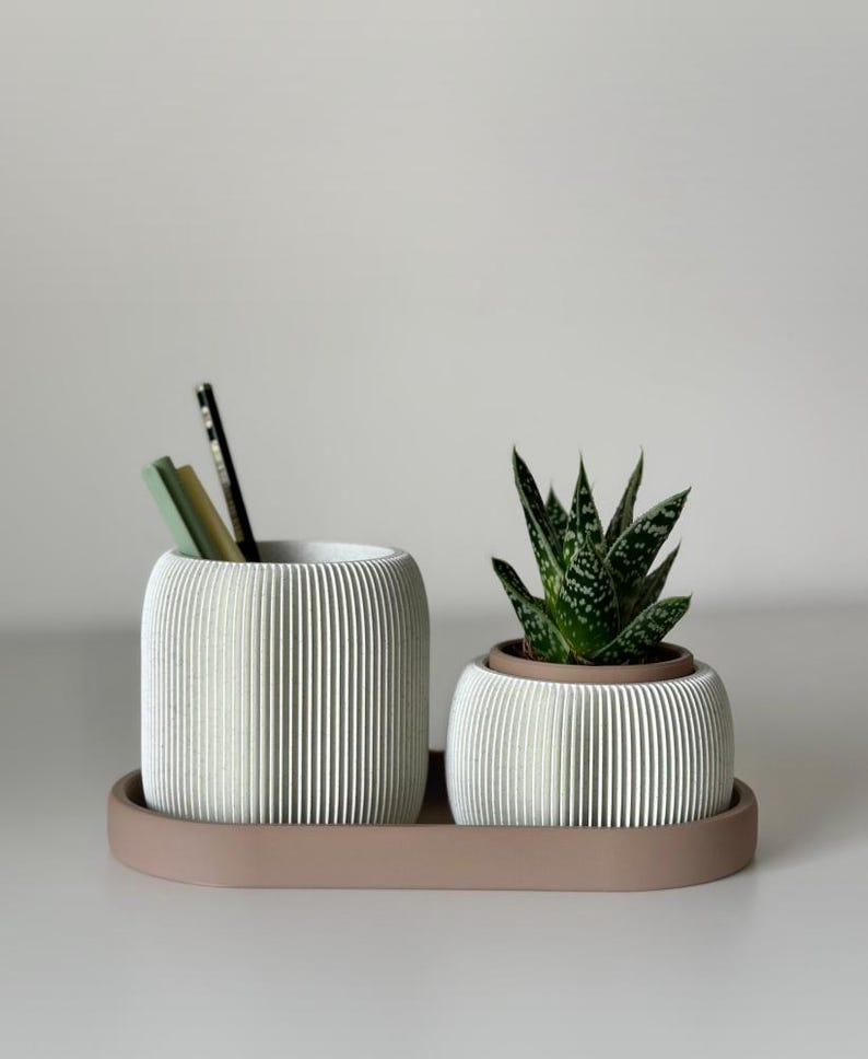 Minimalistische bureauopberger met pennenhouder en plantenbak