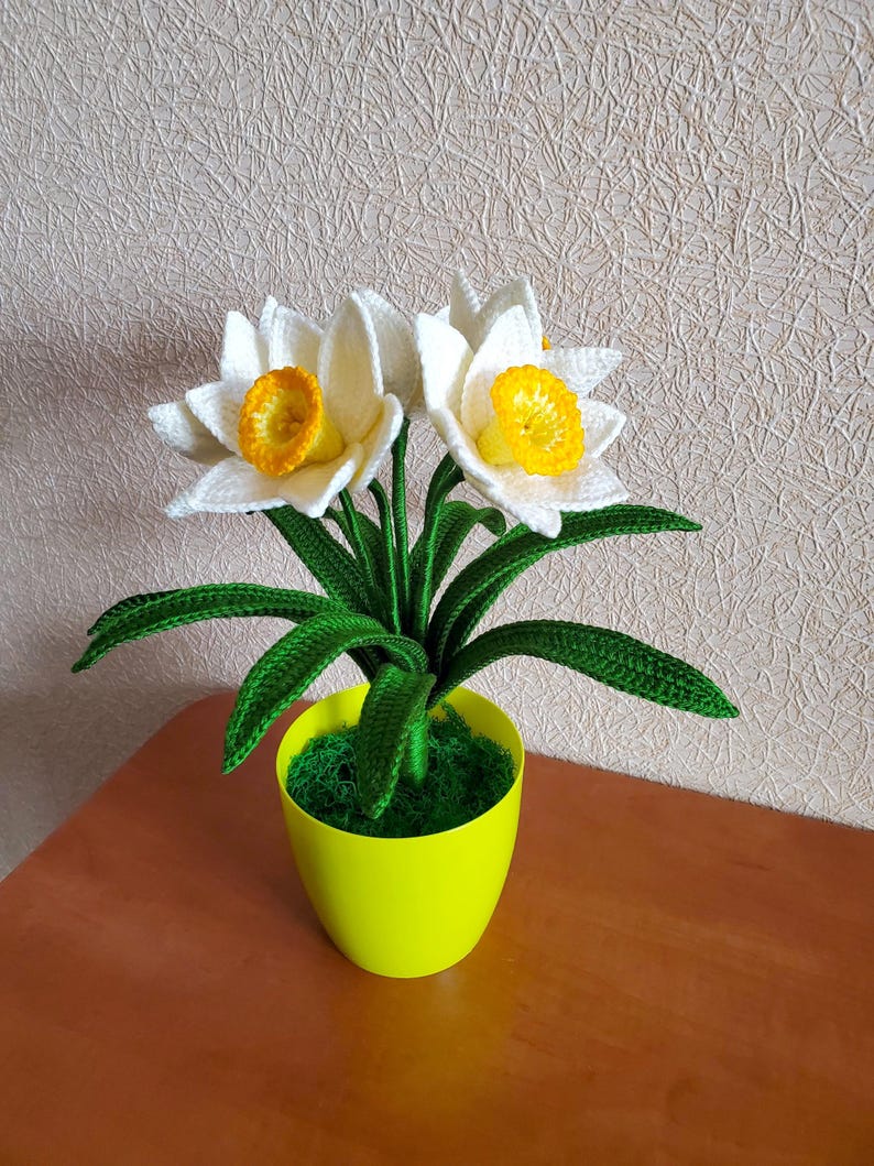 Gehaakte narcisbloem van acrylgaren met trompetcentrum, lentebloemdecoratie in een pot