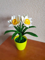 Gehaakte narcisbloem van acrylgaren met trompetcentrum, lentebloemdecoratie in een pot